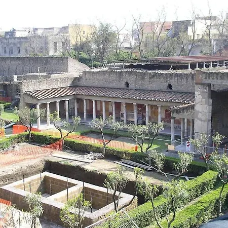 Villa Pompeii Garden House